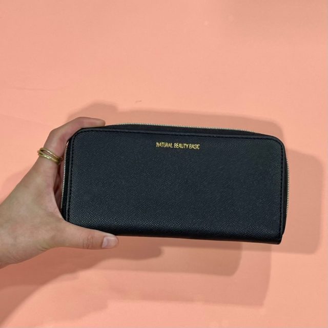 ブラックの財布を手で持っている様子