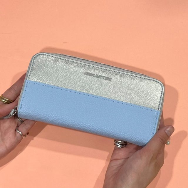 バイカラーの財布を手で持っている様子