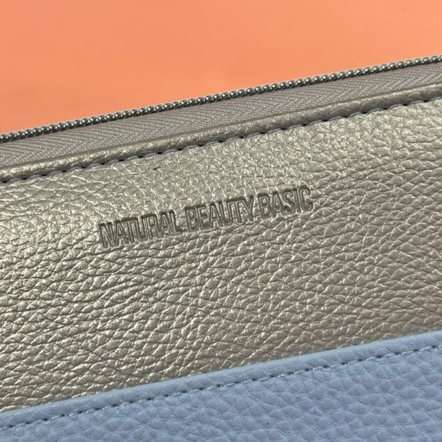 バイカラーの財布に施された型押しのロゴ