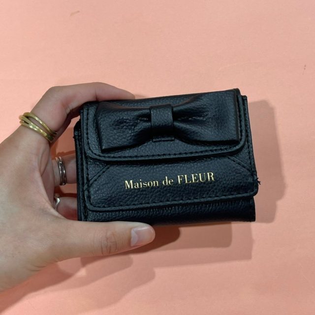 ブラックのカードケースを持っている様子