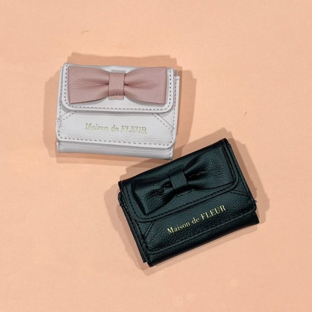 机に並んだ2色のカードケース