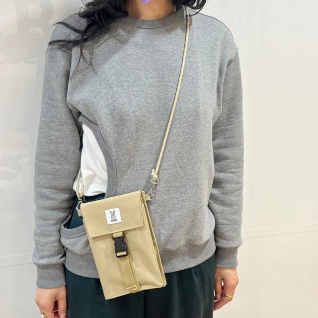 ウォレットショルダーバッグのベージュをかけている