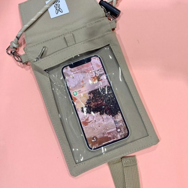 ウォレットショルダーバッグのPVCポケットにスマホを入れている