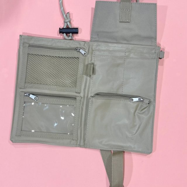 ウォレットショルダーバッグのポケットを見せている
