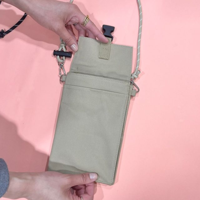 ウォレットショルダーバッグのバックルベルトを開けている