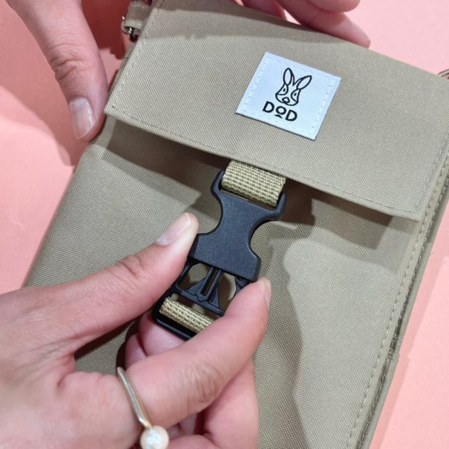 ウォレットショルダーバッグのバックルベルトのアップ