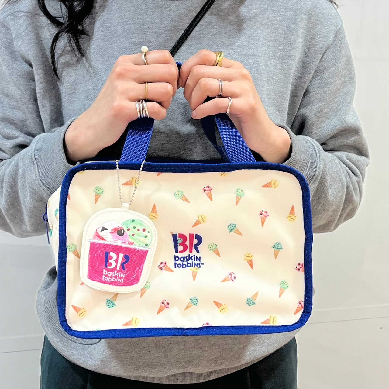 保冷バッグ＆ミニチャームを実際に持った画像