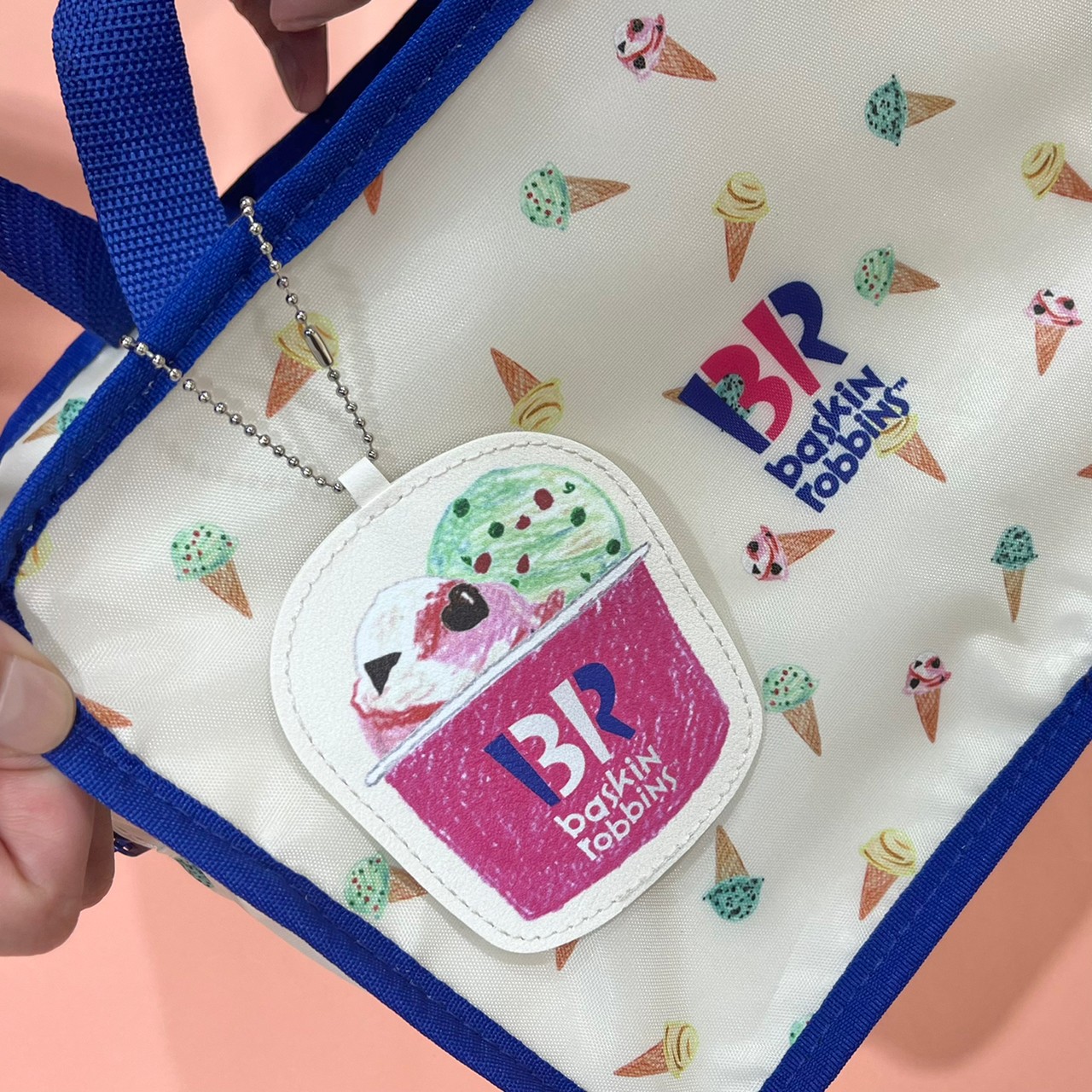 保冷バッグにチャームを付けた画像