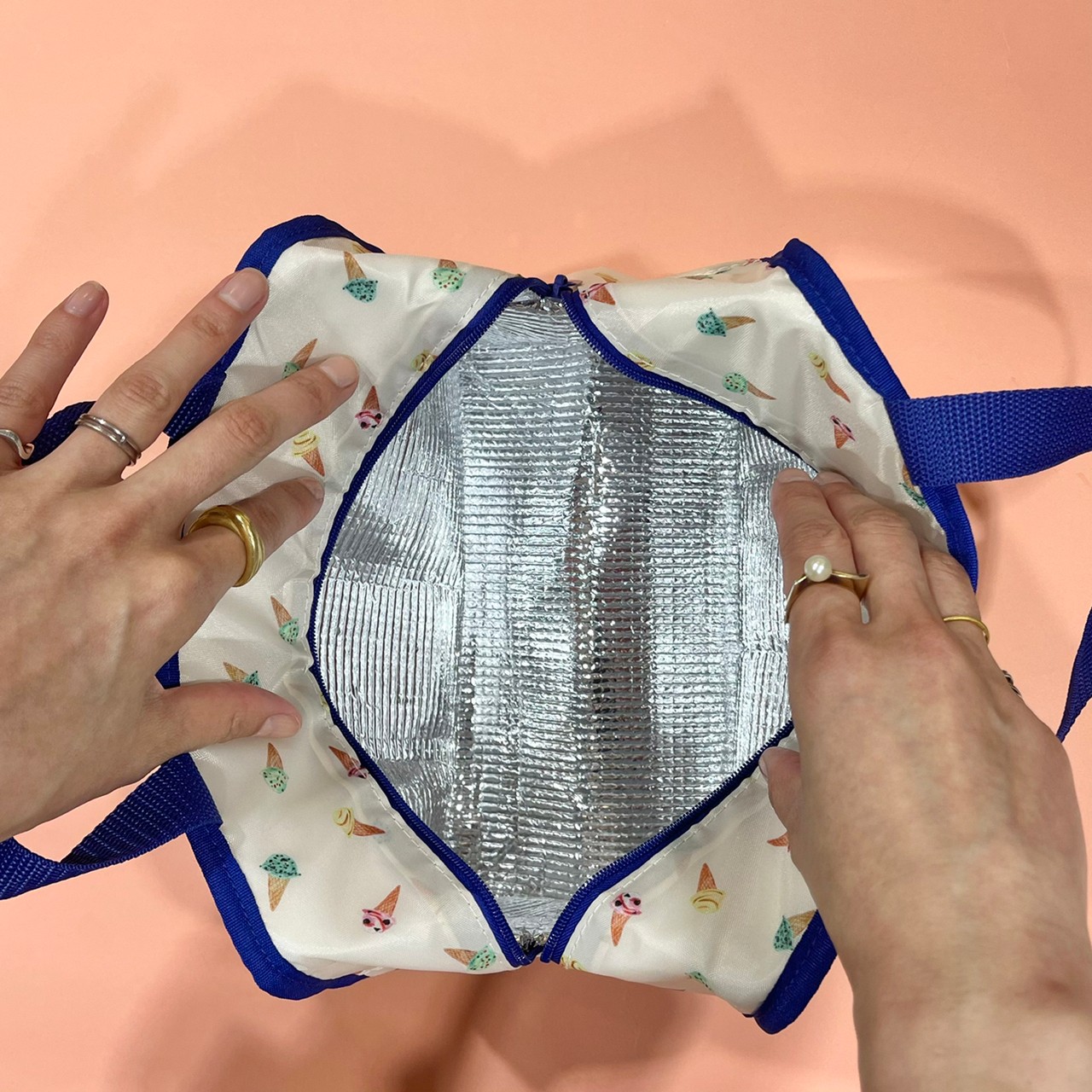 保冷バッグのファスナーを開けて内側がわかる画像