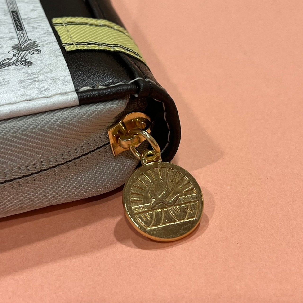 ツバメノートカードケースの引き手画像