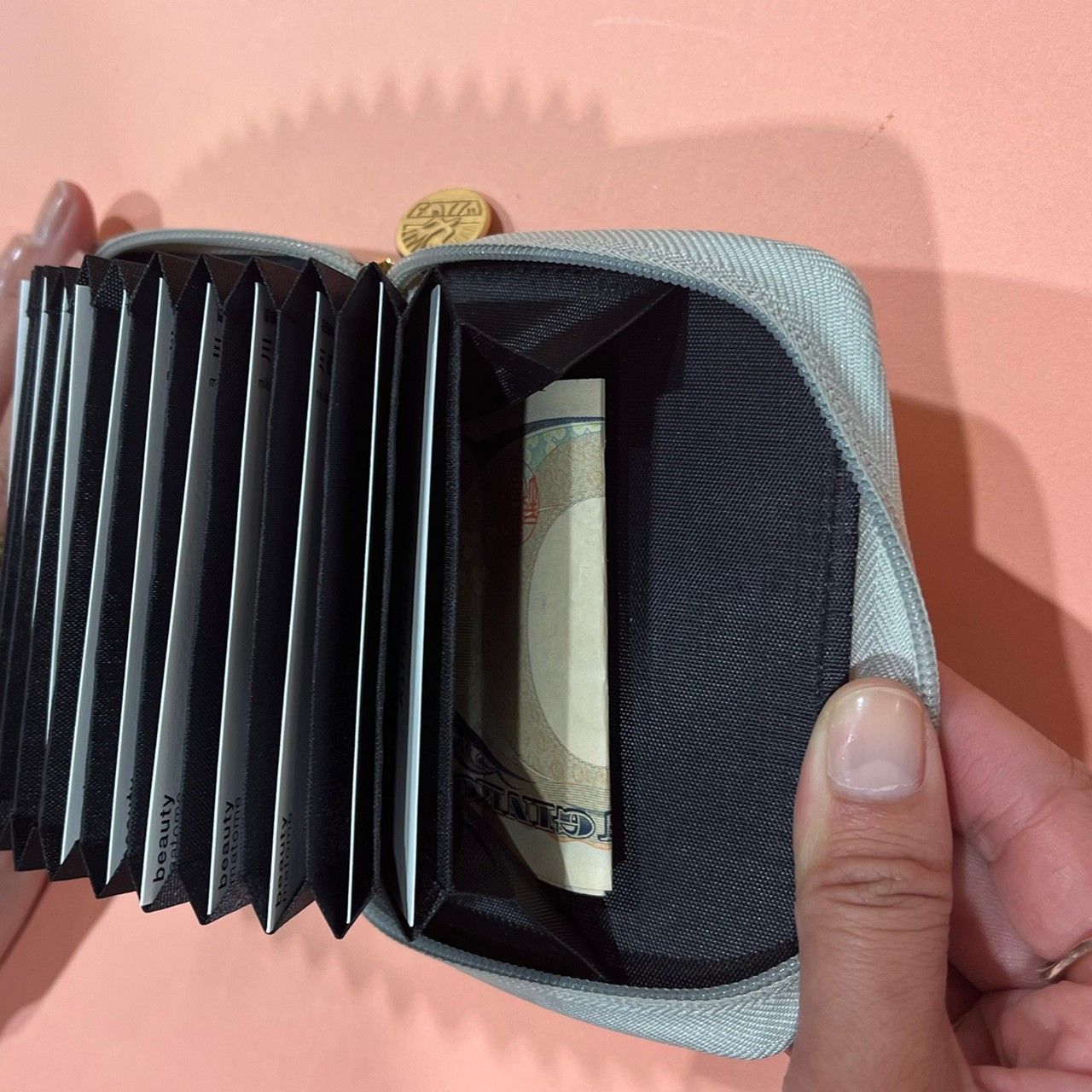ツバメノートカードケースのポケットに折りたたんだお札を入れた画像