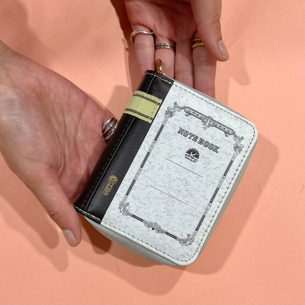 ツバメノートカードケースを手に持っている画像