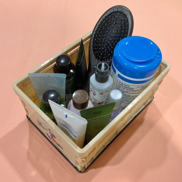 コンテナボックスに化粧品を収納している