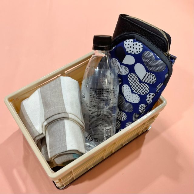 コンテナボックスにタオルやペットボトルを収納している