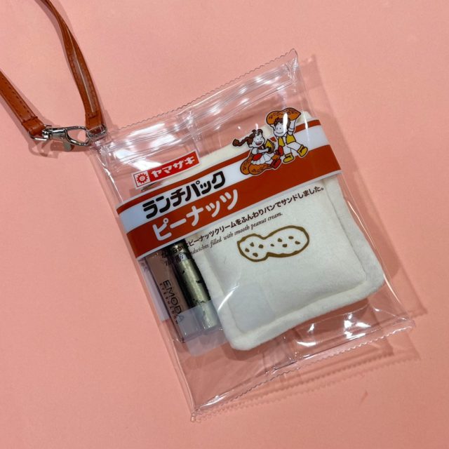ヤマザキ ランチパック ほんものみたいなダブルポーチ･ピーナッツバージョンに小物を入れたところ