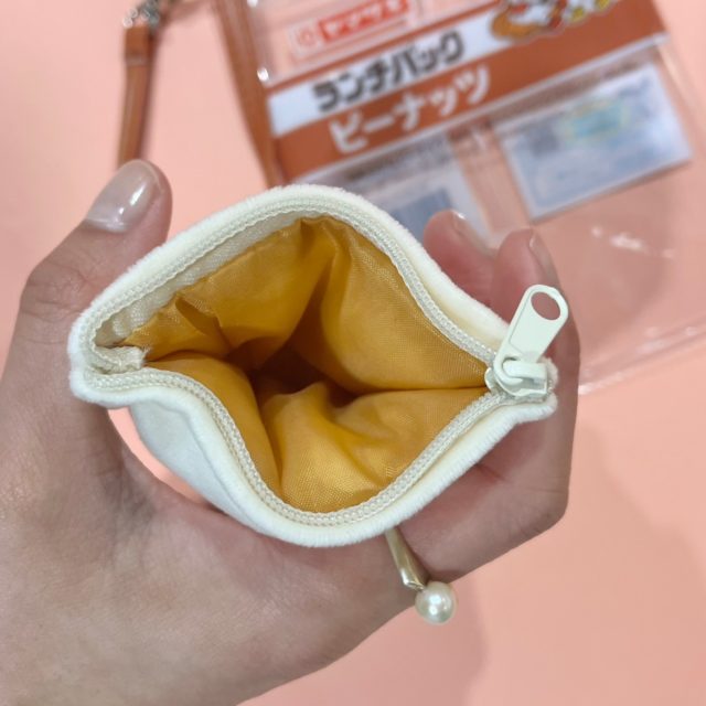 ふわふわ食パンポーチを開けたところ