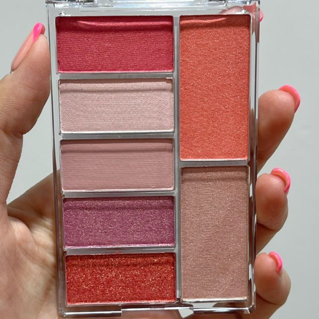 ピンク系パレットを持つ手元