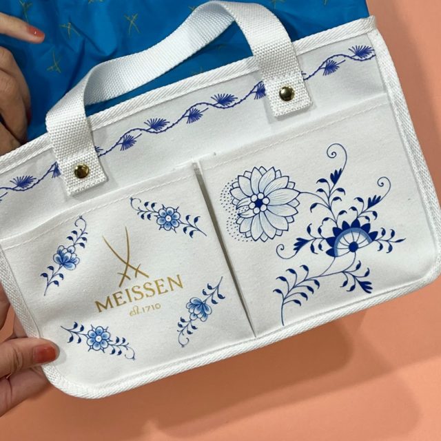 MEISSEN マルチ収納バッグを持ったところ