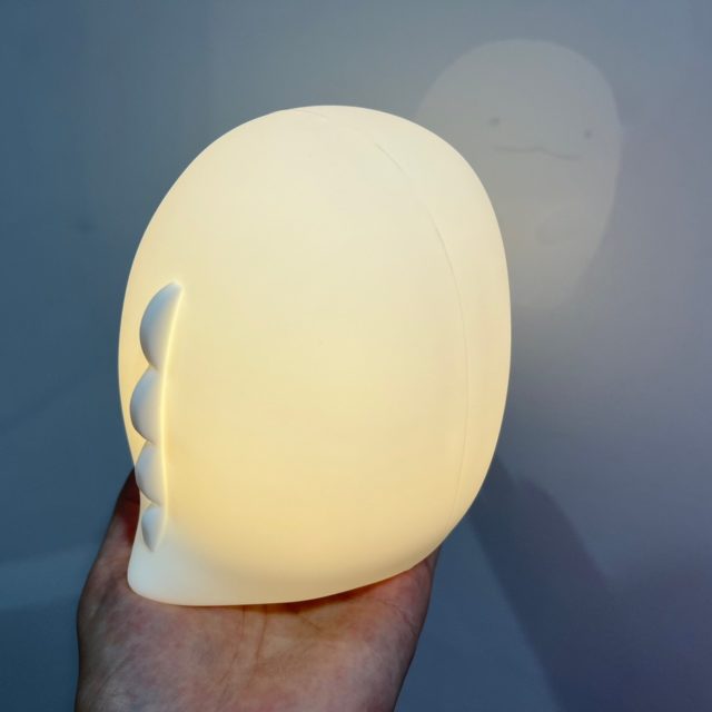 すみっコぐらし お部屋ライトを点灯させたところ（後ろ姿）