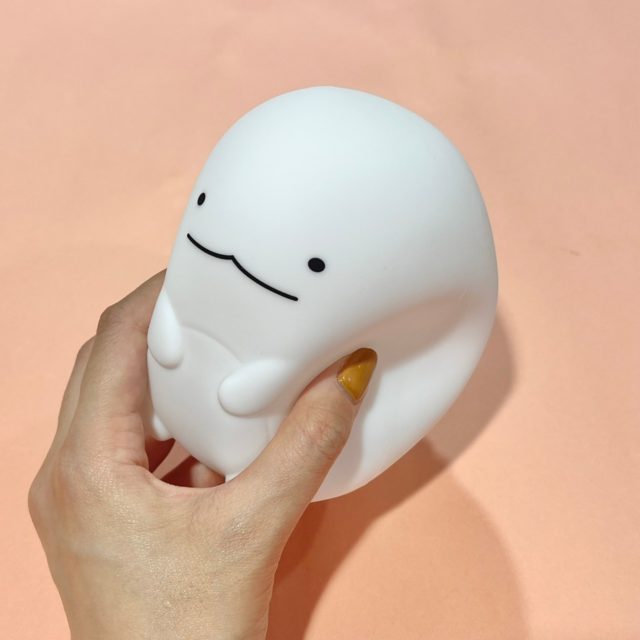 すみっコぐらし お部屋ライトを手でつまんだところ