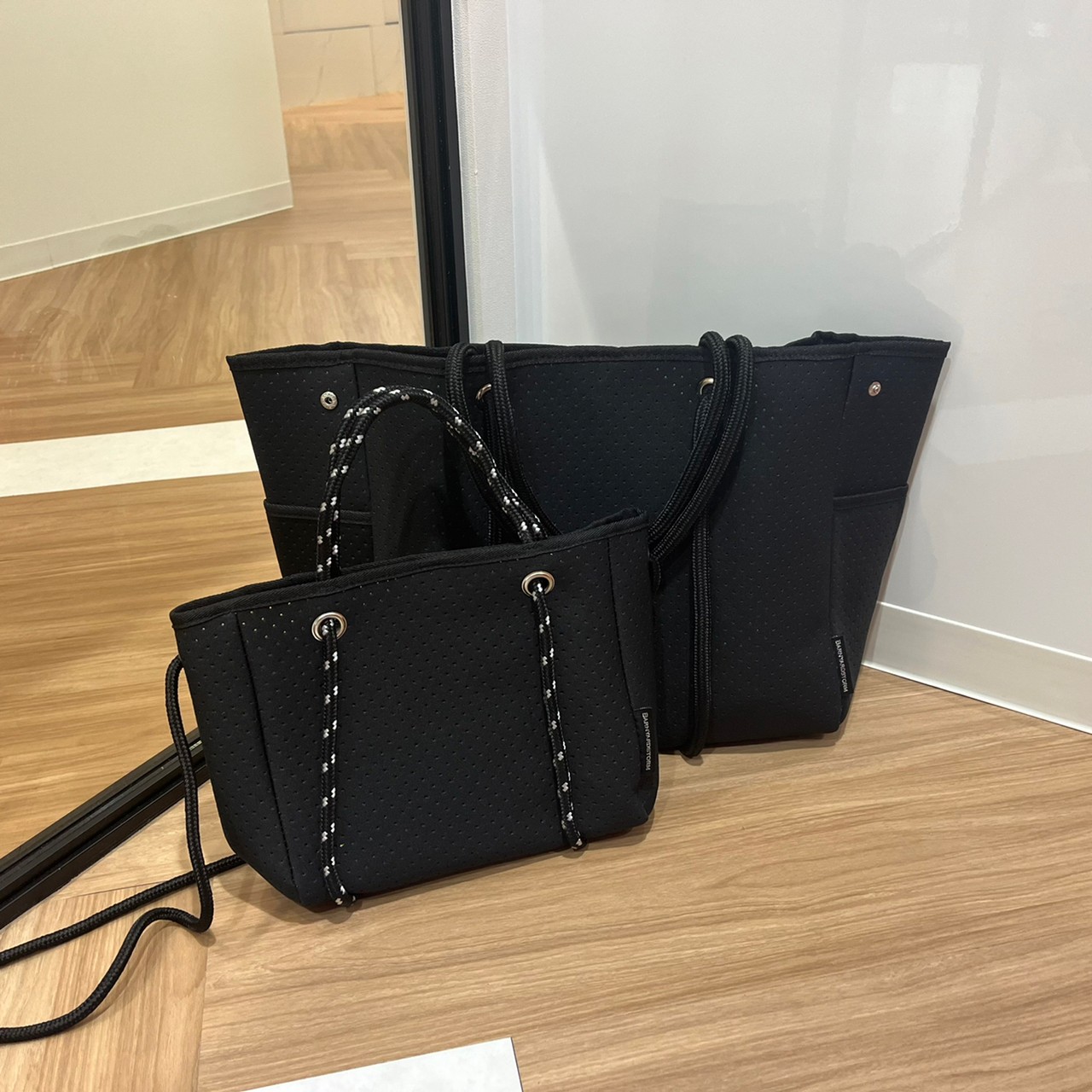 BARNYARDSTORMの「軽量2wayショルダーバッグBOOK」とセブン限定のトートバッグの画像