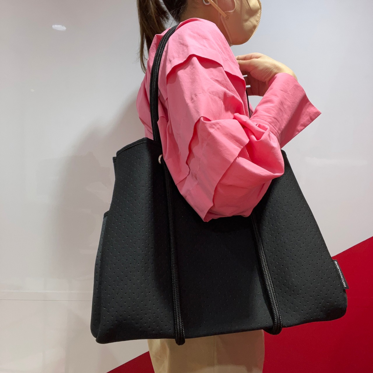 『超軽量トートバッグ』のフォルムを変えて肩掛けした画像