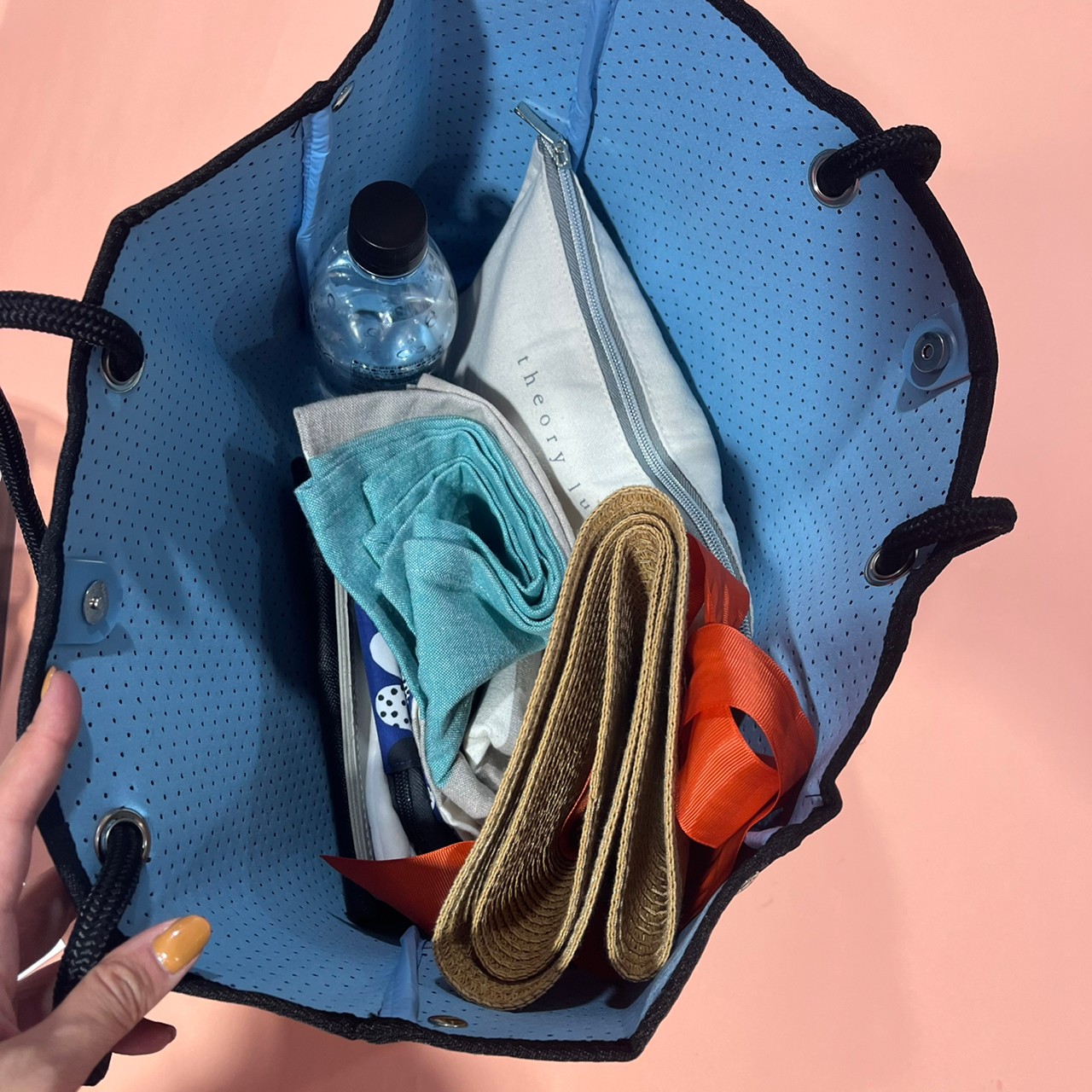 『超軽量トートバッグ』の内側にペットボトルやタオルやポーチなどを入れてみた画像