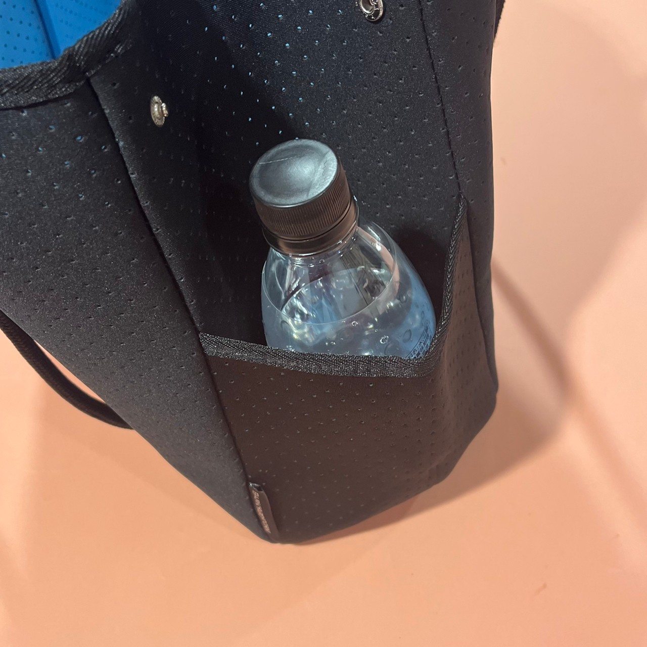 『超軽量トートバッグ』のサイドポケットにペットボトルを入れた画像