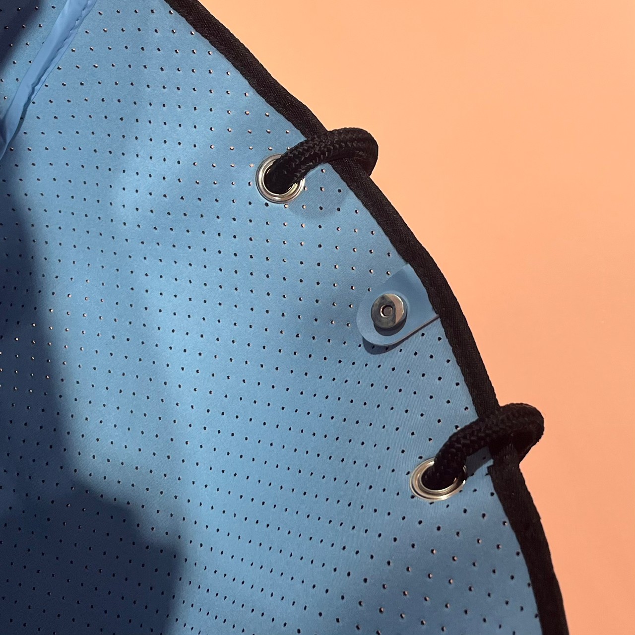 『超軽量トートバッグ』の裏地の色がわかる画像