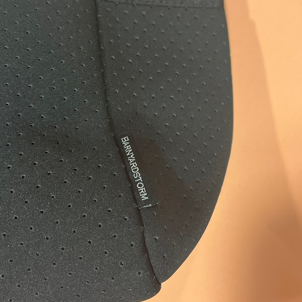 『超軽量トートバッグ』の刺繍タグがわかる画像