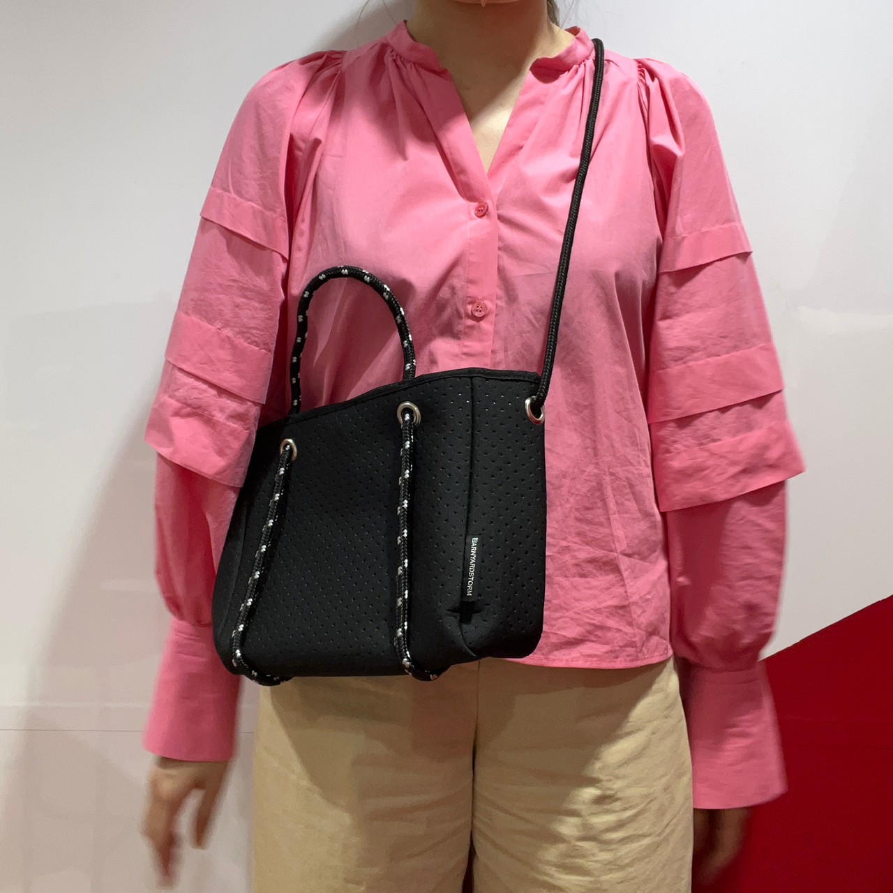 ストラップを短くして軽量2wayショルダーバッグを前掛けしている画像