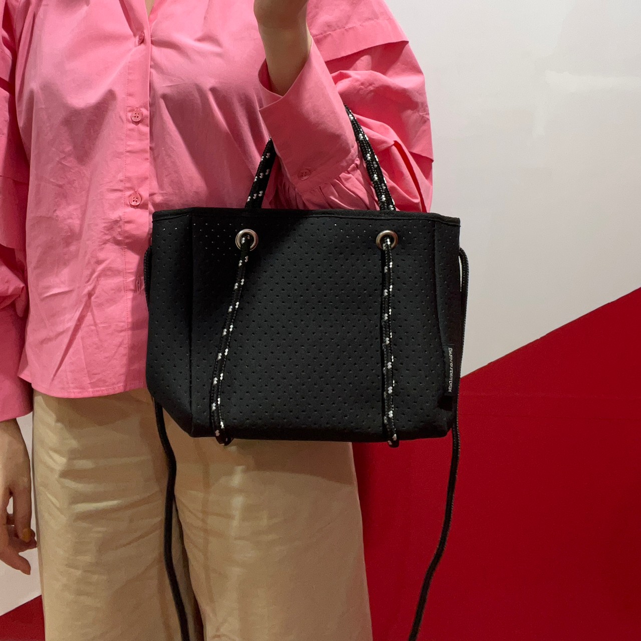 軽量2wayショルダーバッグを持っている画像