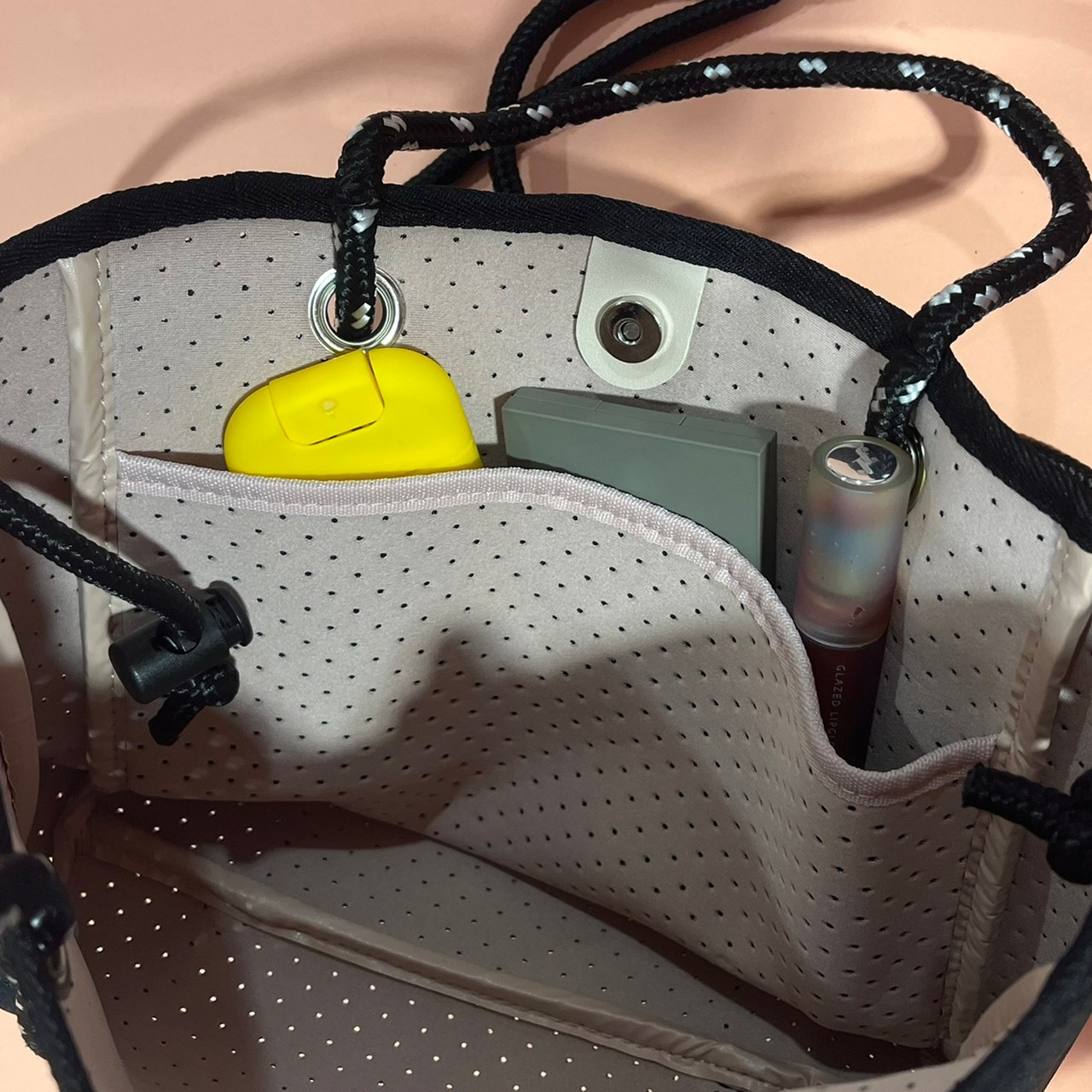 軽量2wayショルダーバッグの内ポケットにコスメなど小物を入れた画像