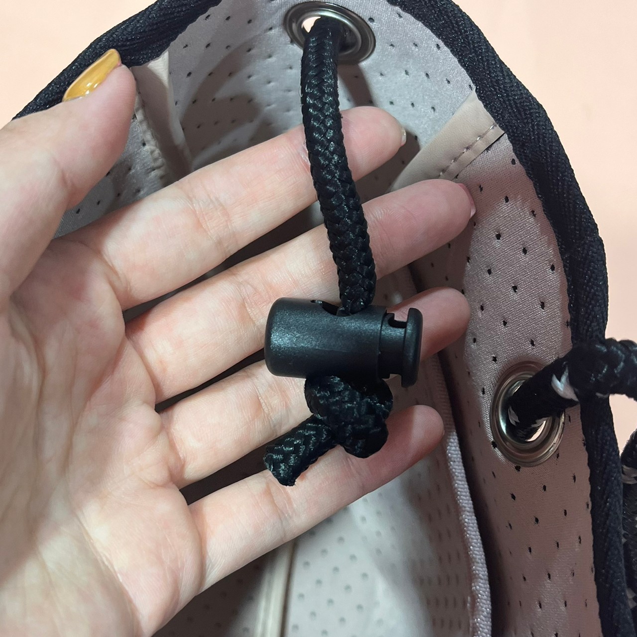 ショルダーストラップのアジャスター部分の画像