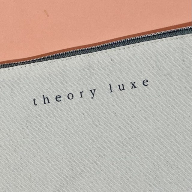 マルチポーチのブランドロゴ