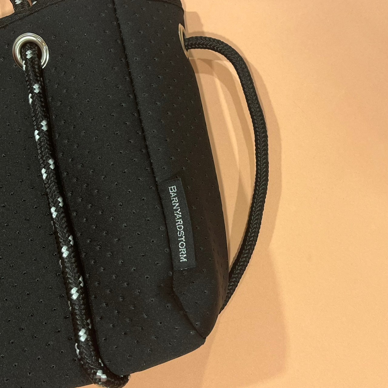 軽量2wayショルダーバッグの刺繍タグがわかる画像