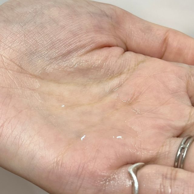 YOLU リラックスナイトリペアヘアオイルを手のひらに出している様子