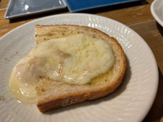 パンの上にのったチーズ