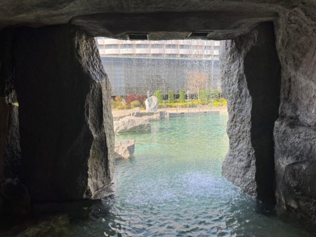 ガーデンプール洞窟の中から見るプール