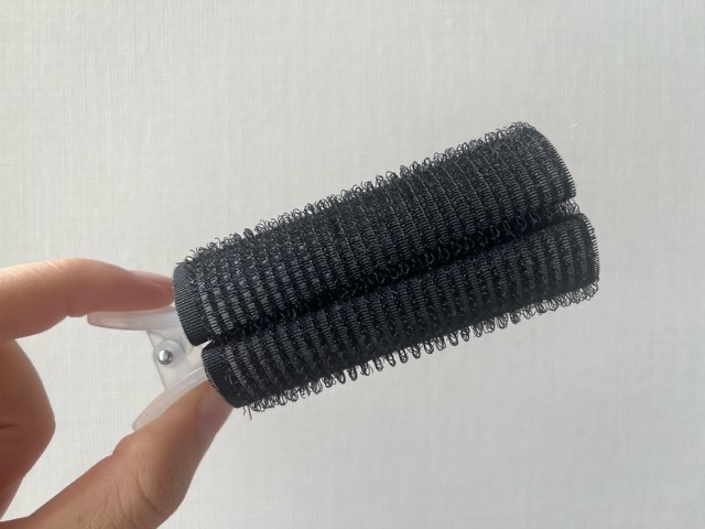 ダイソーの前髪カーラー（４cm）を手に持っている