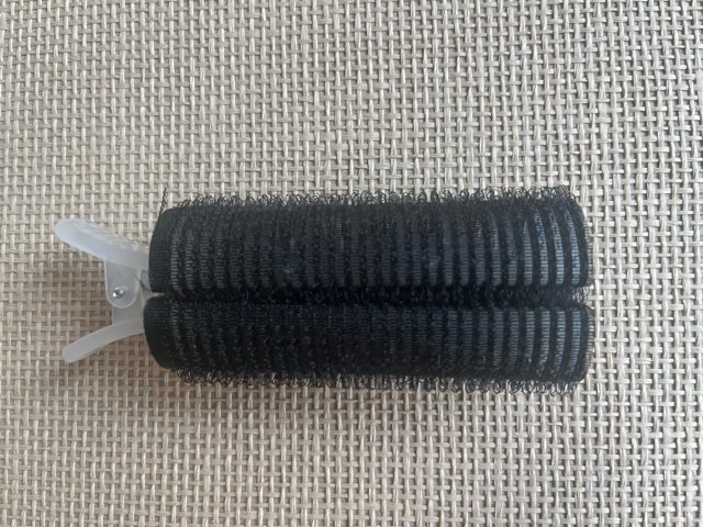 ダイソーの前髪カーラーを机の上に置いている