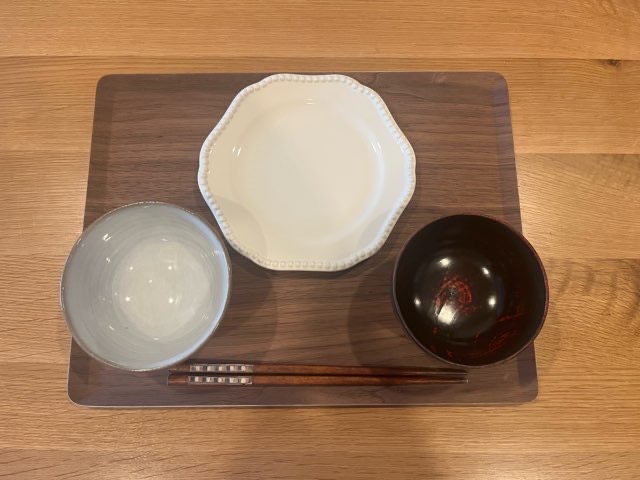 ニトリのすべりにくいトレーの上に茶碗とお椀と平皿を並べている