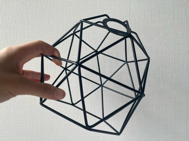 IKEAのランプシェードブルンスタを手に持っている