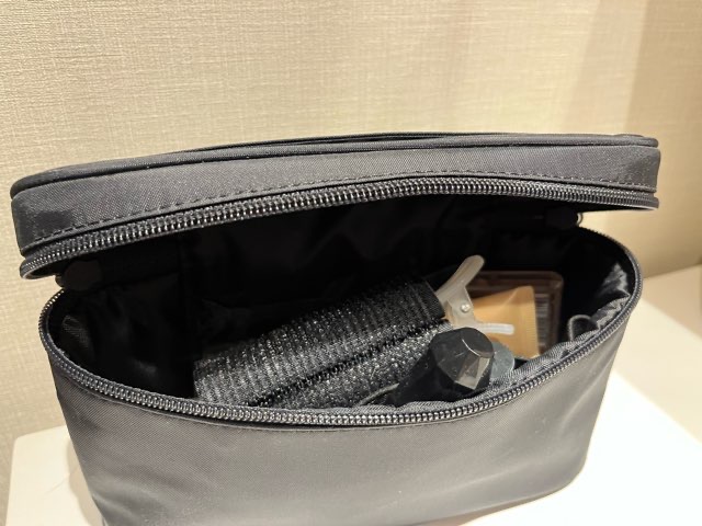 ダイソーの前髪カーラーをポーチに入れている