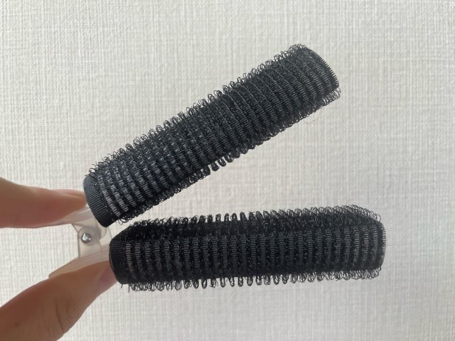 ダイソーの前髪カーラーのクリップを開いている