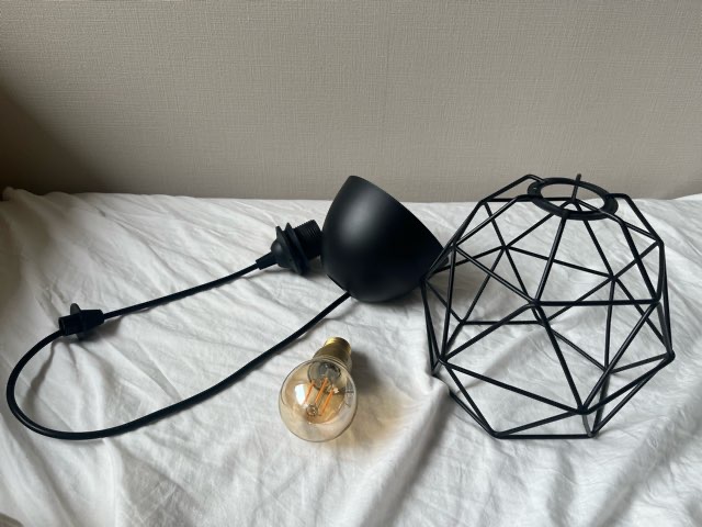 IKEAのランプシェードブルンスタとコードセットとランプを置いている