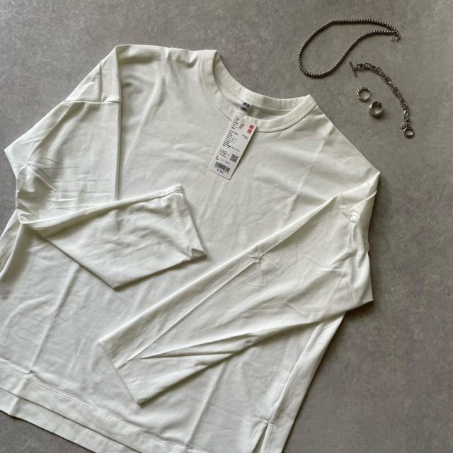 UNIQLOのオフホワイトの「UVカットスリットT(長袖)」の置き画