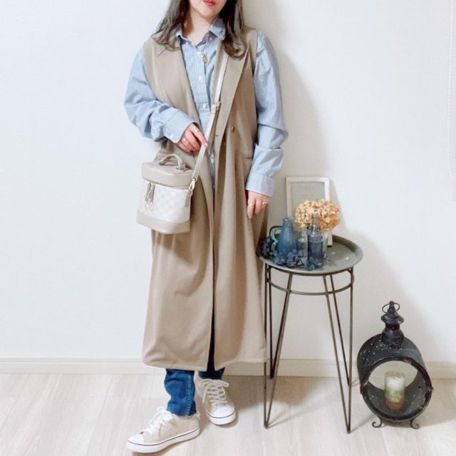 しまむらのブラウンの「テーラードロングジレ」×デニムパンツコーディネート