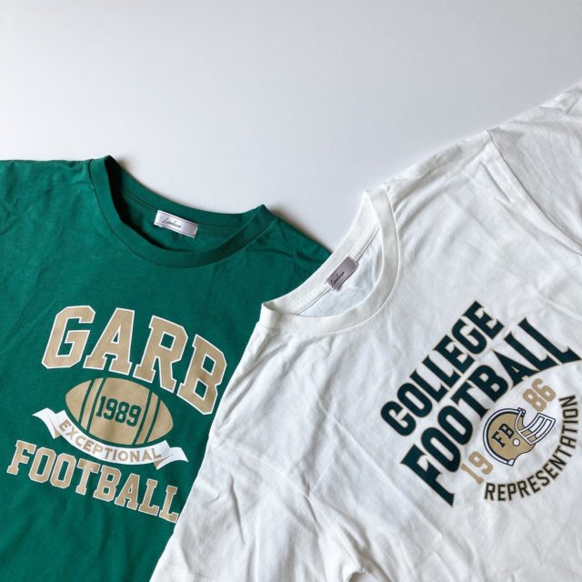 しまむらのグリーンとホワイトの「OEオールドカレッジロゴTシャツ」の置き画