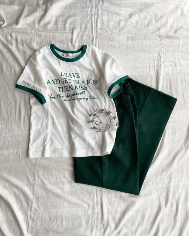 しまむらのグリーンロゴの「リンガー英字Tシャツ」の置き画